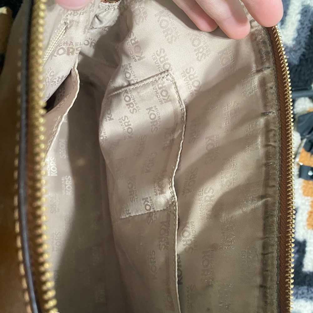 ‼️Last Chance: Donating
Michael Kors Tan Shoulder Bag - Picture 6 of 16